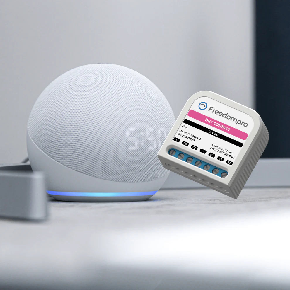Freedompro SW0901-F auf einer Ablage neben einem smarten Lautsprecher mit blau leuchtendem Ring