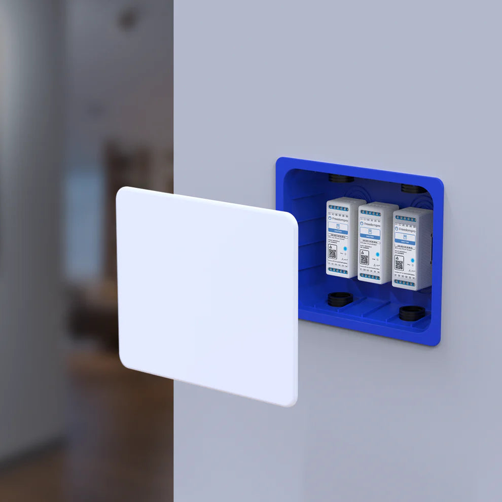 Drei Freedompro Relais nebeneinander in einer blauen Unterputzdose in der Wand, Abdeckung daneben