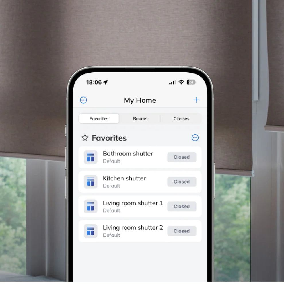 App-Favoriten mit vier Rollläden vor einem geschlossenen Rollo, gesteuert vom Freedompro WC0102-B