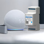 Freedompro WC0102-B auf einer Ablage neben einem smarten Lautsprecher, Setup-Taste und QR-Code sichtbar