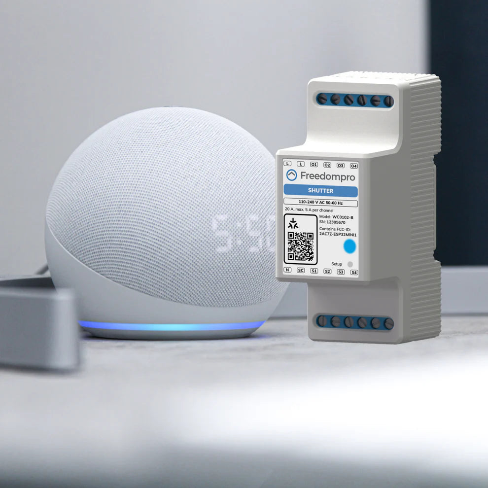 Freedompro WC0102-B auf einer Ablage neben einem smarten Lautsprecher, Setup-Taste und QR-Code sichtbar