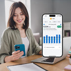 Frau am Tisch sieht in der App das Wochendiagramm zum Energieverbrauch, gemessen vom WC0102-B