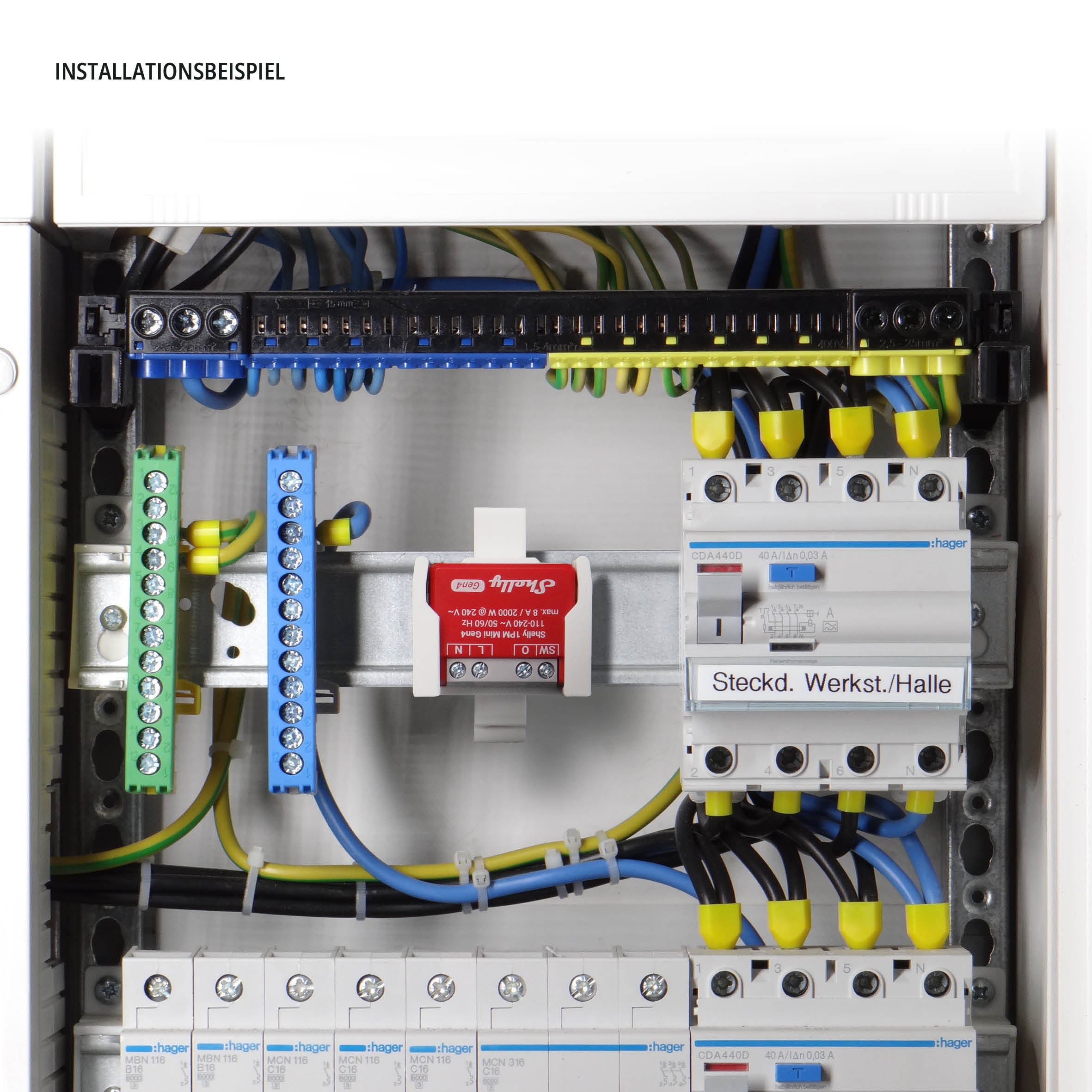 Installationsbeispiel: rotes Shelly 1PM Mini Gen4 in der smattex Hutschienen-Halterung im Verteilerkasten