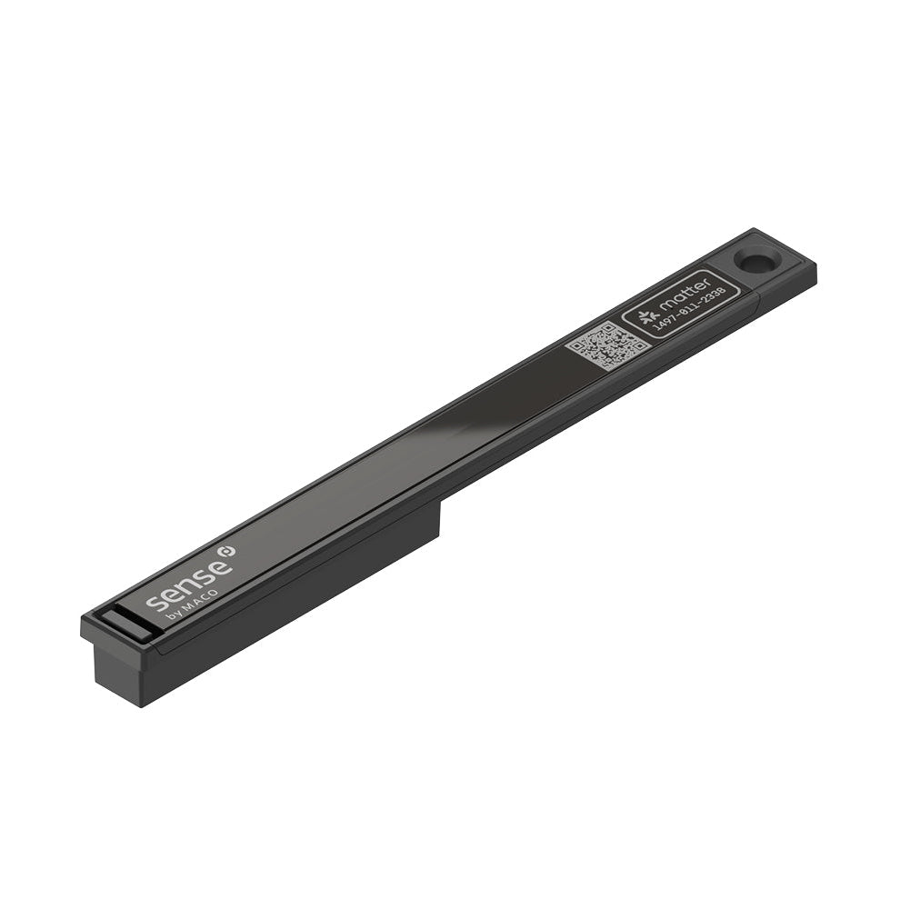 Sense by MACO Window Pro T&T: schmaler schwarzer Stabsensor mit Matter-QR-Code und Schraubloch am Ende