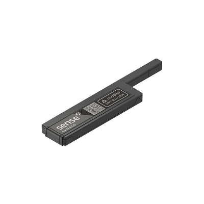 Sense by MACO Window T&T: flacher schwarzer Fenstersensor mit Matter-QR-Code, dahinter der schmale Magnethalter