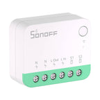 Sonoff MiniR4M Schaltaktor schräg von vorn, weißes Gehäuse mit Taster und grüner Klemmleiste N, N, L Out, L In, S1, S2