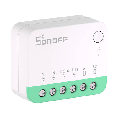 Sonoff MiniR4M Schaltaktor schräg von vorn, weißes Gehäuse mit Taster und grüner Klemmleiste N, N, L Out, L In, S1, S2