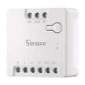 Sonoff Mini Dry Switch schräg von vorn mit den Klemmen NO, COM, NC oben und N, L, S1, S2, DC+, DC− unten