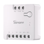 Sonoff Mini Dry Switch schräg von vorn mit den Klemmen NO, COM, NC oben und N, L, S1, S2, DC+, DC− unten