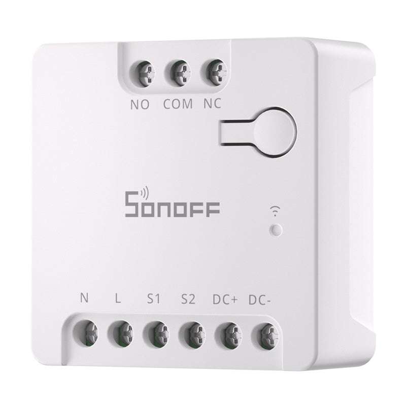 Sonoff Mini Dry Switch schräg von vorn mit den Klemmen NO, COM, NC oben und N, L, S1, S2, DC+, DC− unten