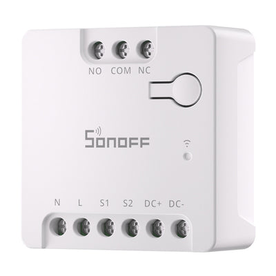 Sonoff Mini Dry Switch schräg von vorn mit den Klemmen NO, COM, NC oben und N, L, S1, S2, DC+, DC− unten