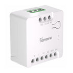 Sonoff Mini Dry Switch von schräg oben, zeigt die grünen Klemmenblöcke und die Bautiefe des Gehäuses