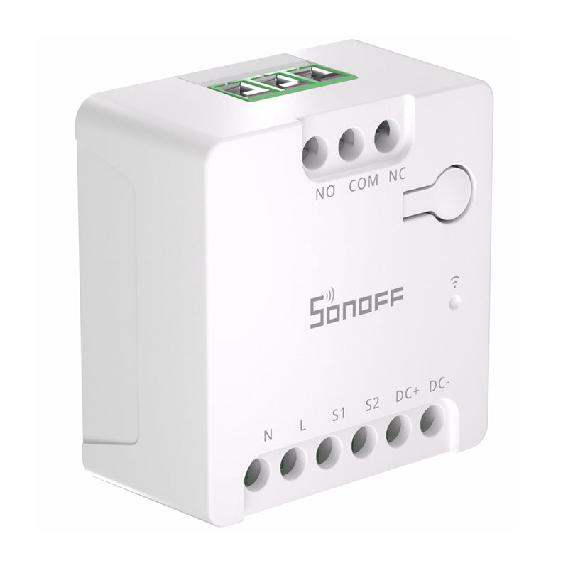 Sonoff Mini Dry Switch von schräg oben, zeigt die grünen Klemmenblöcke und die Bautiefe des Gehäuses
