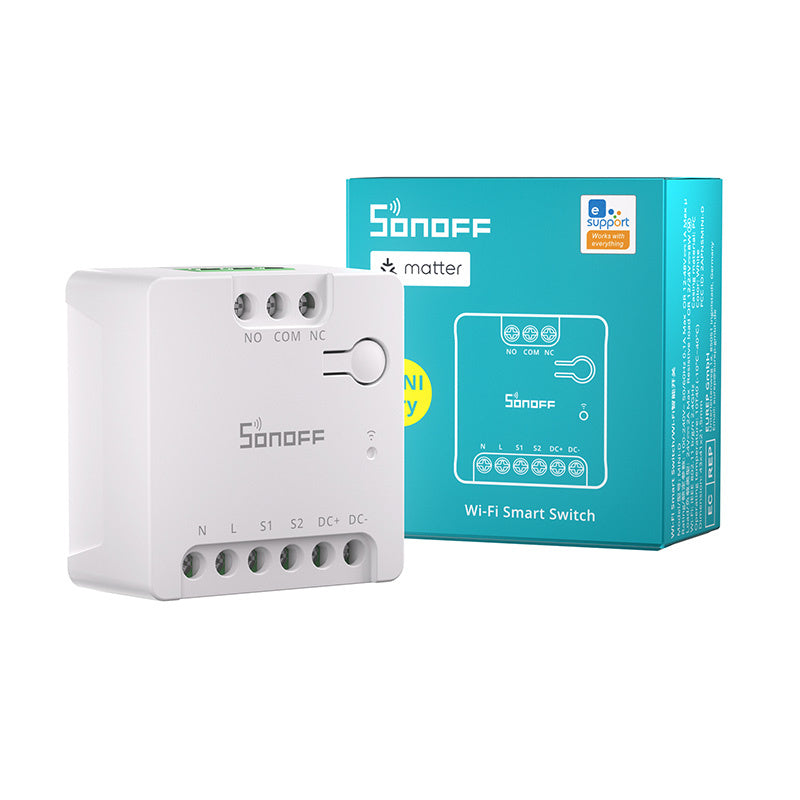 Sonoff Mini Dry Switch neben der türkisen Verpackung mit Matter-Logo und Aufdruck Wi-Fi Smart Switch