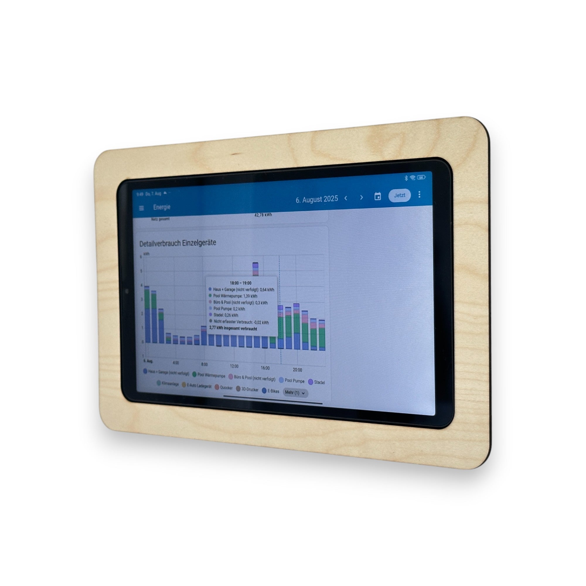 Wand-Tablet als Smart-Home Steuerzentrale mit Holzrahmen Eiche
