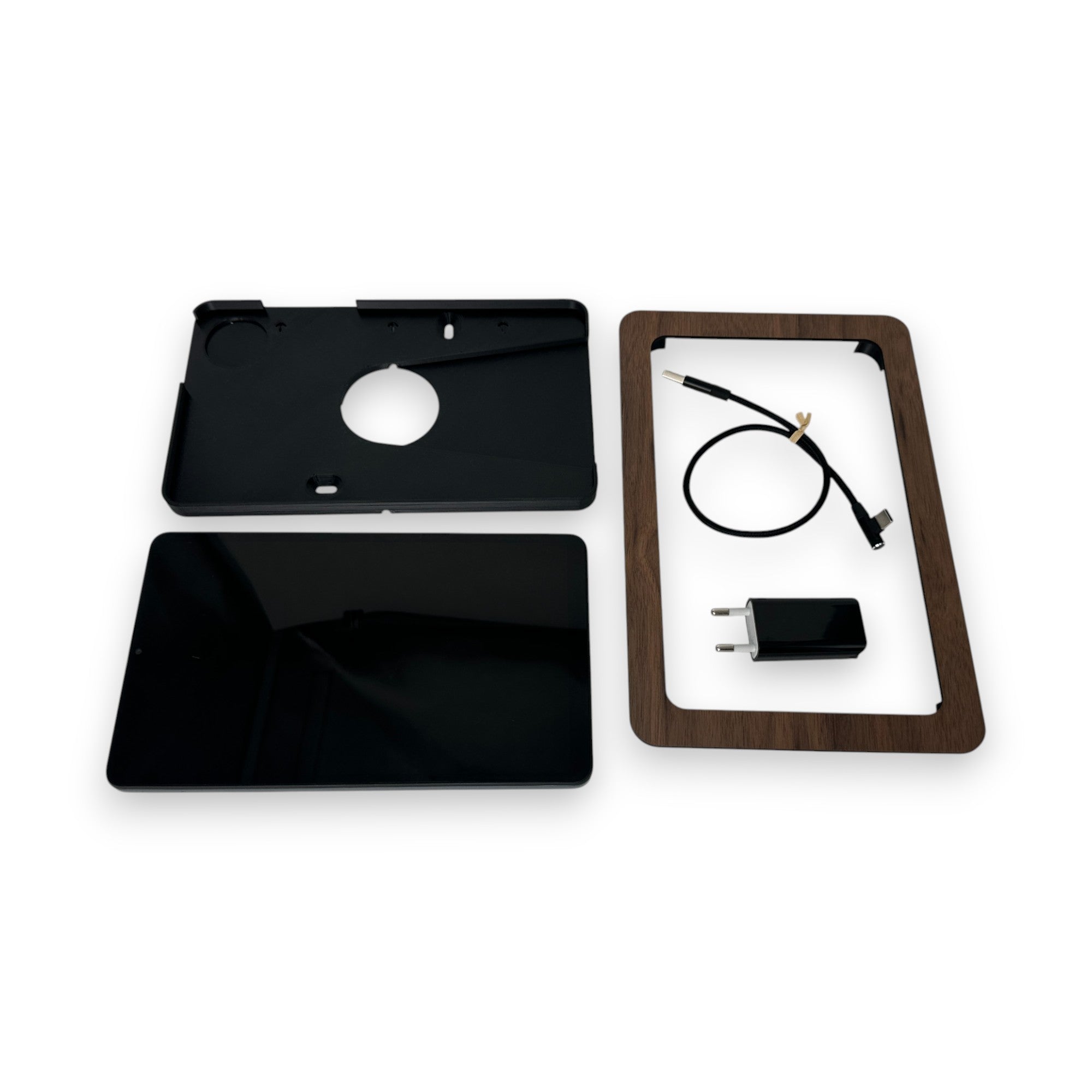 Lieferumfang des smattex Wand-Tablets: Tablet, schwarze Rückschale, Holzrahmen in Nussbaum, USB-C-Kabel und Netzteil