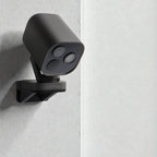 Schwarzer Camera Hub G5 Pro in der Wandhalterung an einer hellen Wand