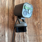 Camera Hub G5 Pro in der Wandhalterung an einer Holzfassade, Kabel nach unten