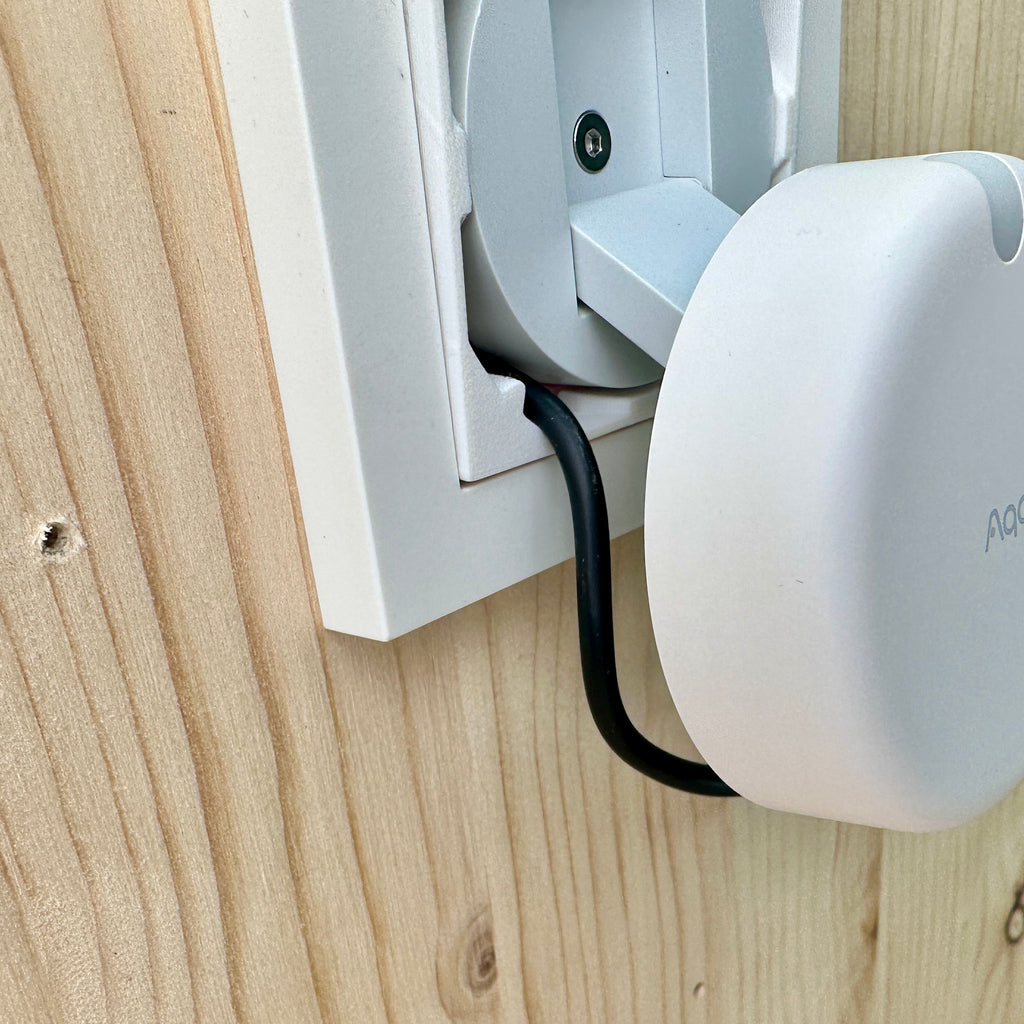 Das USB-C-Kabel wird von der Halterung in die Unterputzdose geführt