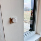 Nahaufnahme des FP2 in der 55-mm-Halterung an einer Fensterlaibung