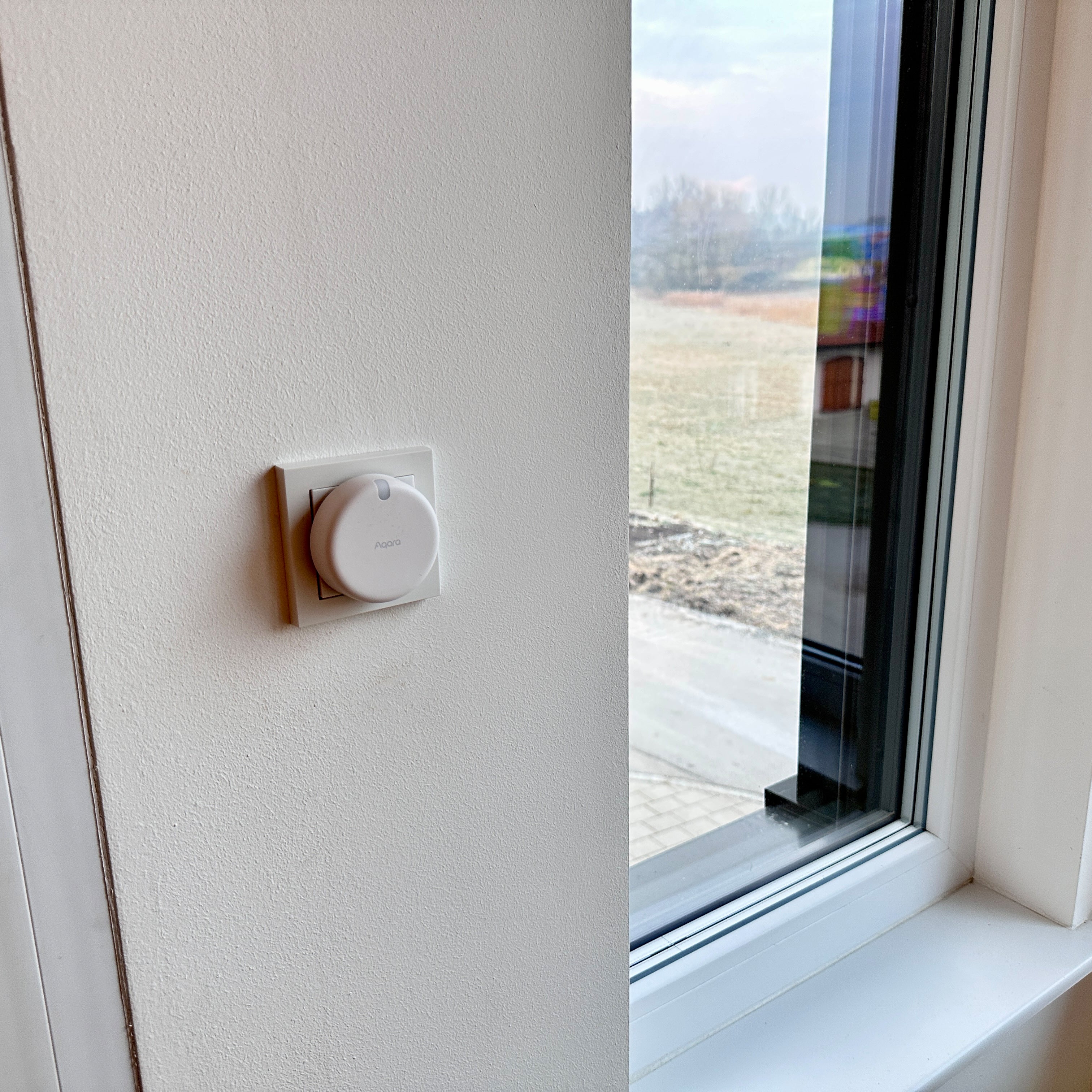 Nahaufnahme des FP2 in der 55-mm-Halterung an einer Fensterlaibung