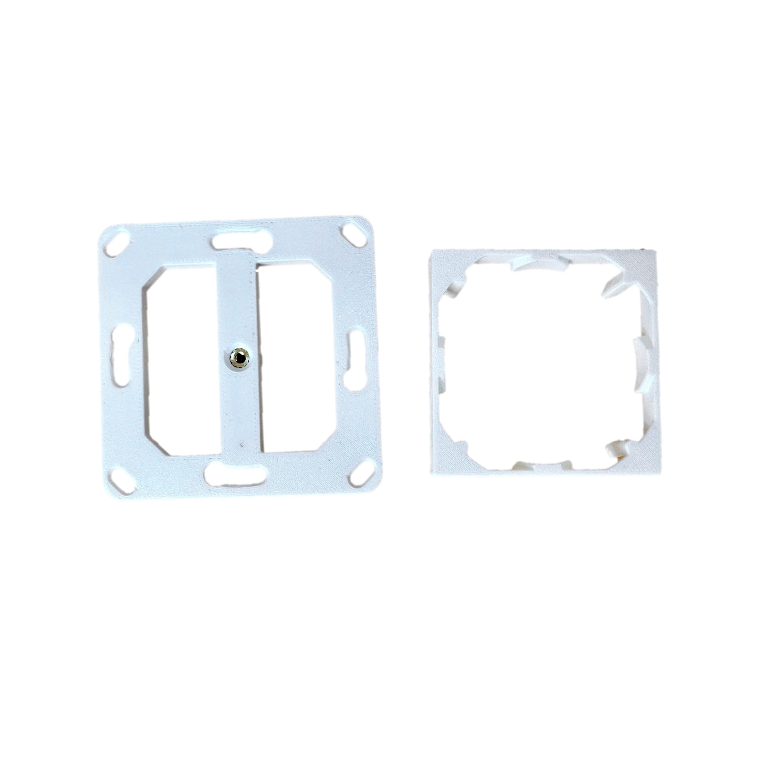 Die zwei Teile nebeneinander: Dosenadapter und quadratische Blende