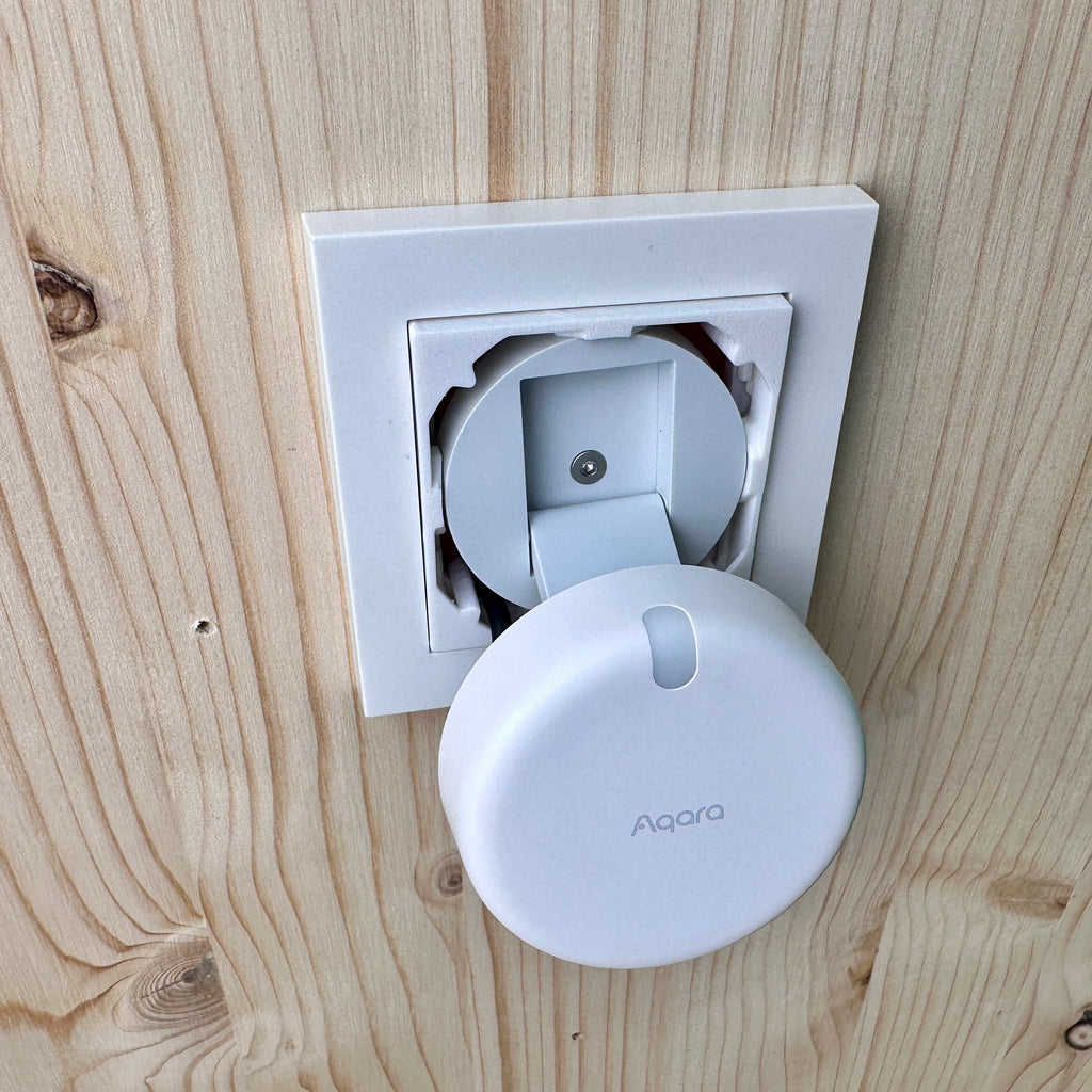 Abgenommener FP2 neben der offenen Halterung an der Wand