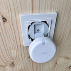 Abgenommener FP2 neben der offenen Halterung an der Wand
