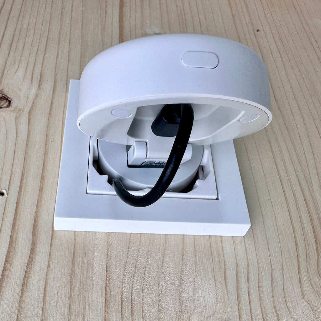 Hochgeklappter FP2 mit sichtbarem USB-C-Anschluss in der Halterung