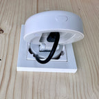 Hochgeklappter FP2 mit sichtbarem USB-C-Anschluss in der Halterung