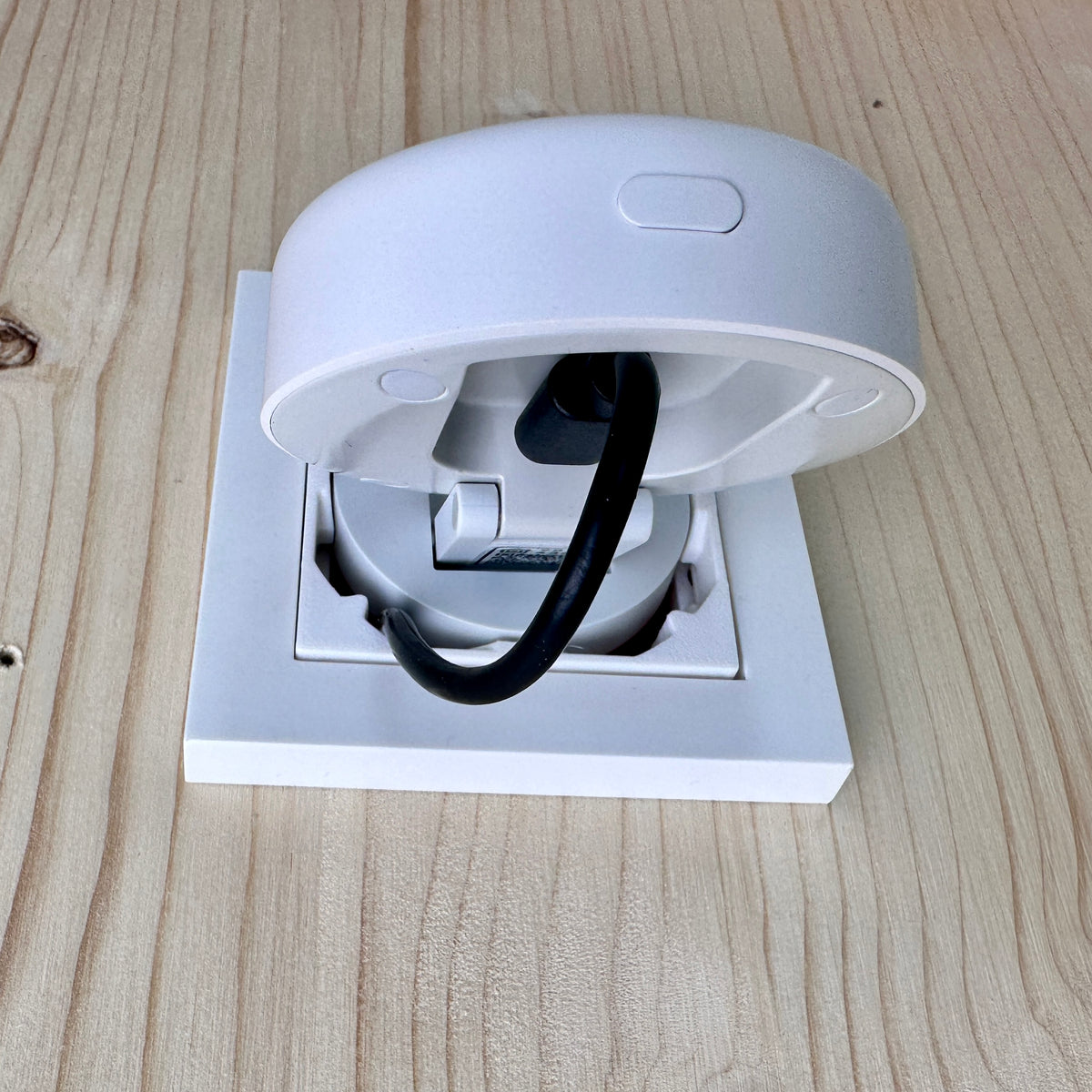 Hochgeklappter FP2 mit sichtbarem USB-C-Anschluss in der Halterung