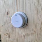 FP2 in der runden Unterputzhalterung an einer Holzwand