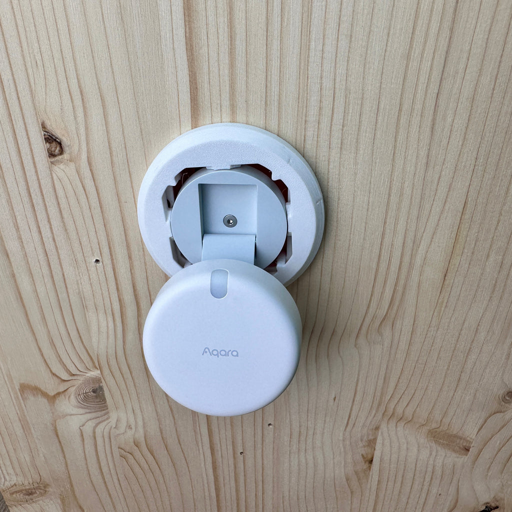 Abgenommener FP2 neben der offenen runden Halterung an der Holzwand