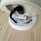 Hochgeklappter FP2 mit sichtbarem USB-C-Kabel in der runden Halterung