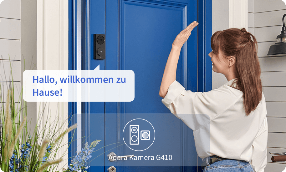 Frau winkt vor einer blauen Haustür in die Aqara G410, daneben die Meldung auf dem Handy