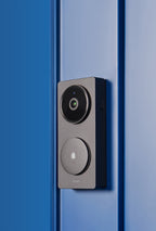 Aqara G410 in Schwarzgrau am Rahmen einer blauen Haustür montiert