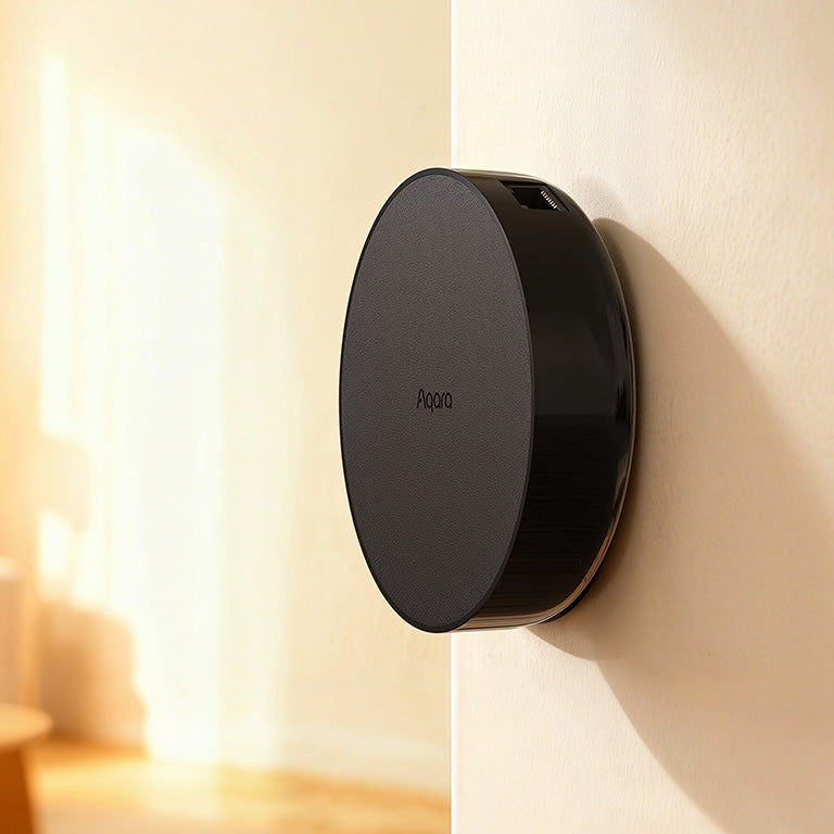 Aqara Hub M200 flach an einer hellen Wand montiert, die LAN-Buchse zeigt nach oben