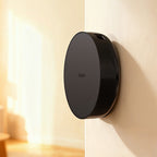 Aqara Hub M200 flach an einer hellen Wand montiert, die LAN-Buchse zeigt nach oben