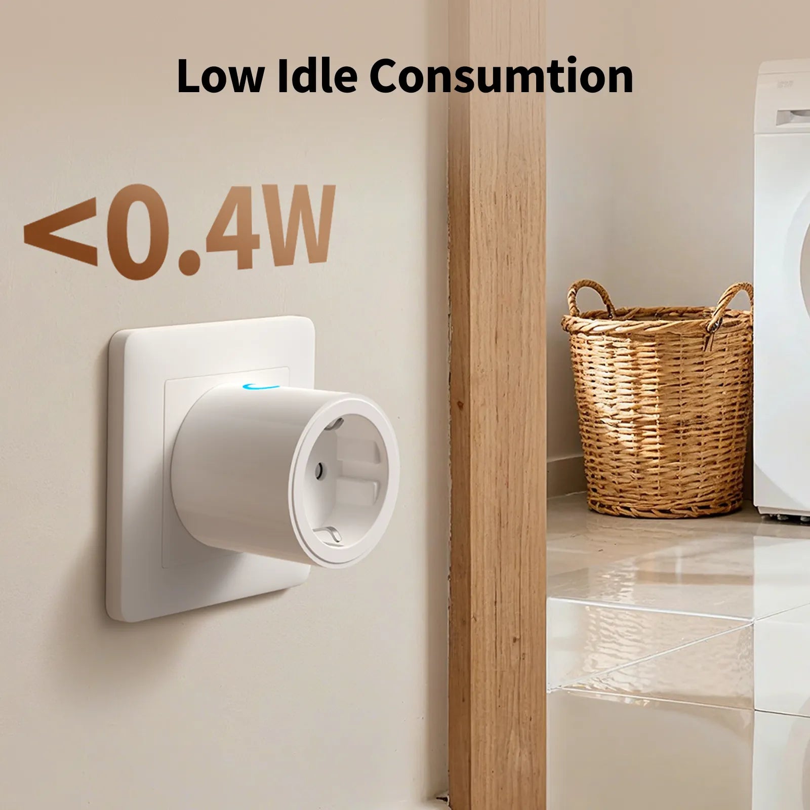 Herstellergrafik zum Leerlaufverbrauch unter 0,4 Watt: der Stecker in einer Wandsteckdose im Flur