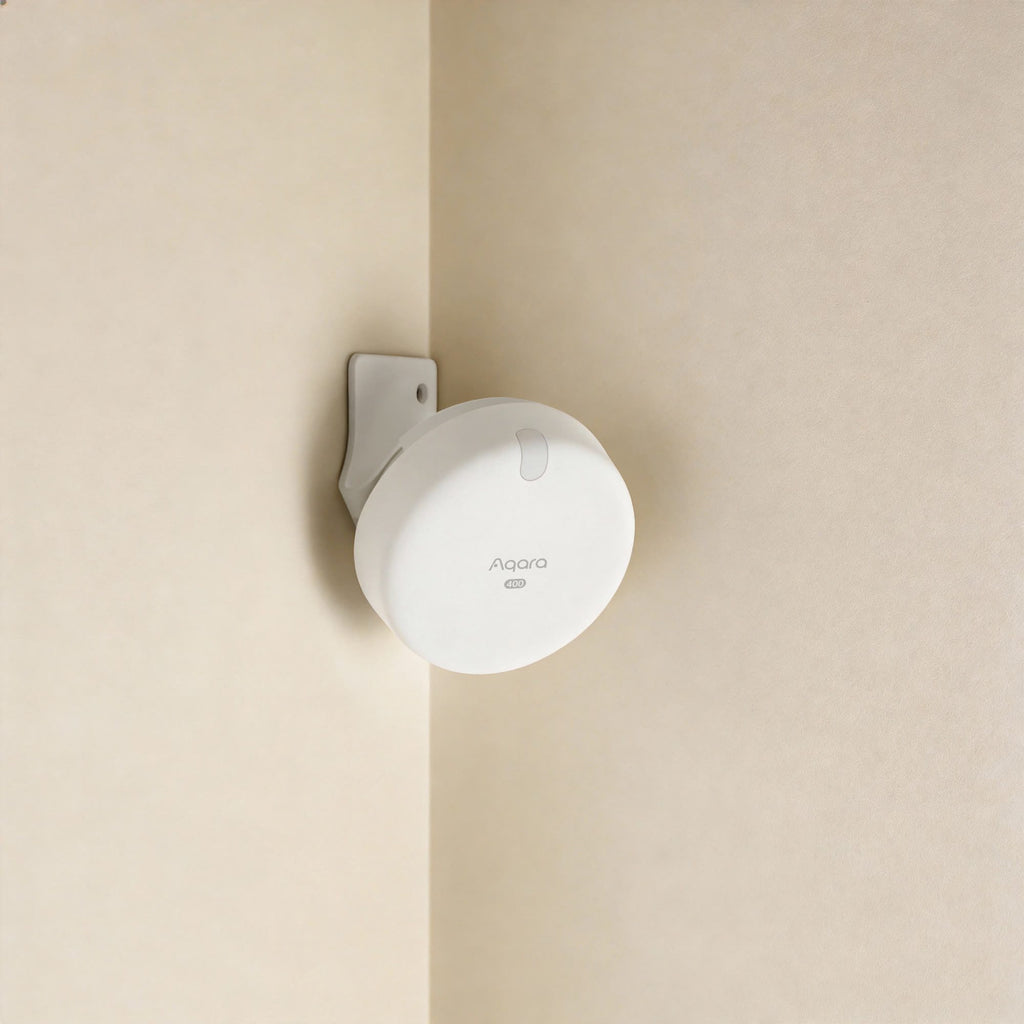 Aqara Spatial Multi-Sensor FP400 in einer Raumecke montiert und nach unten ausgerichtet