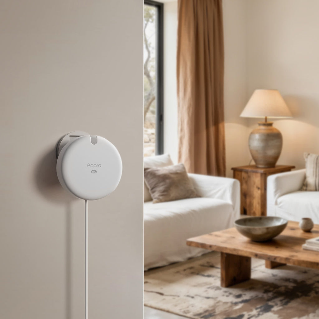 Aqara Spatial Multi-Sensor FP400 an der Wohnzimmerwand, USB-C-Kabel führt nach unten