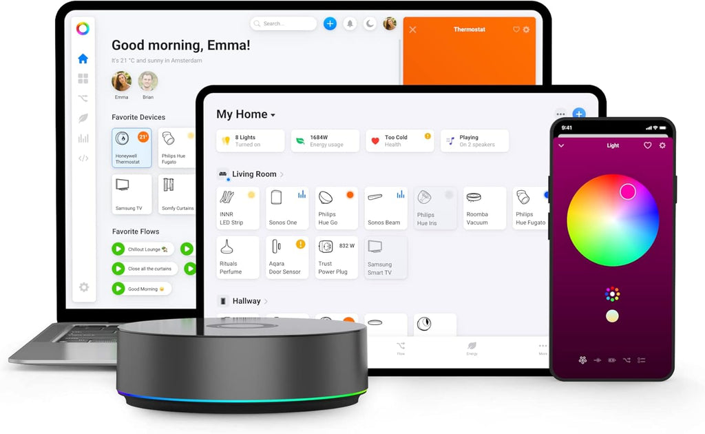 Die Homey-App auf Notebook, Tablet und Smartphone neben dem Hub