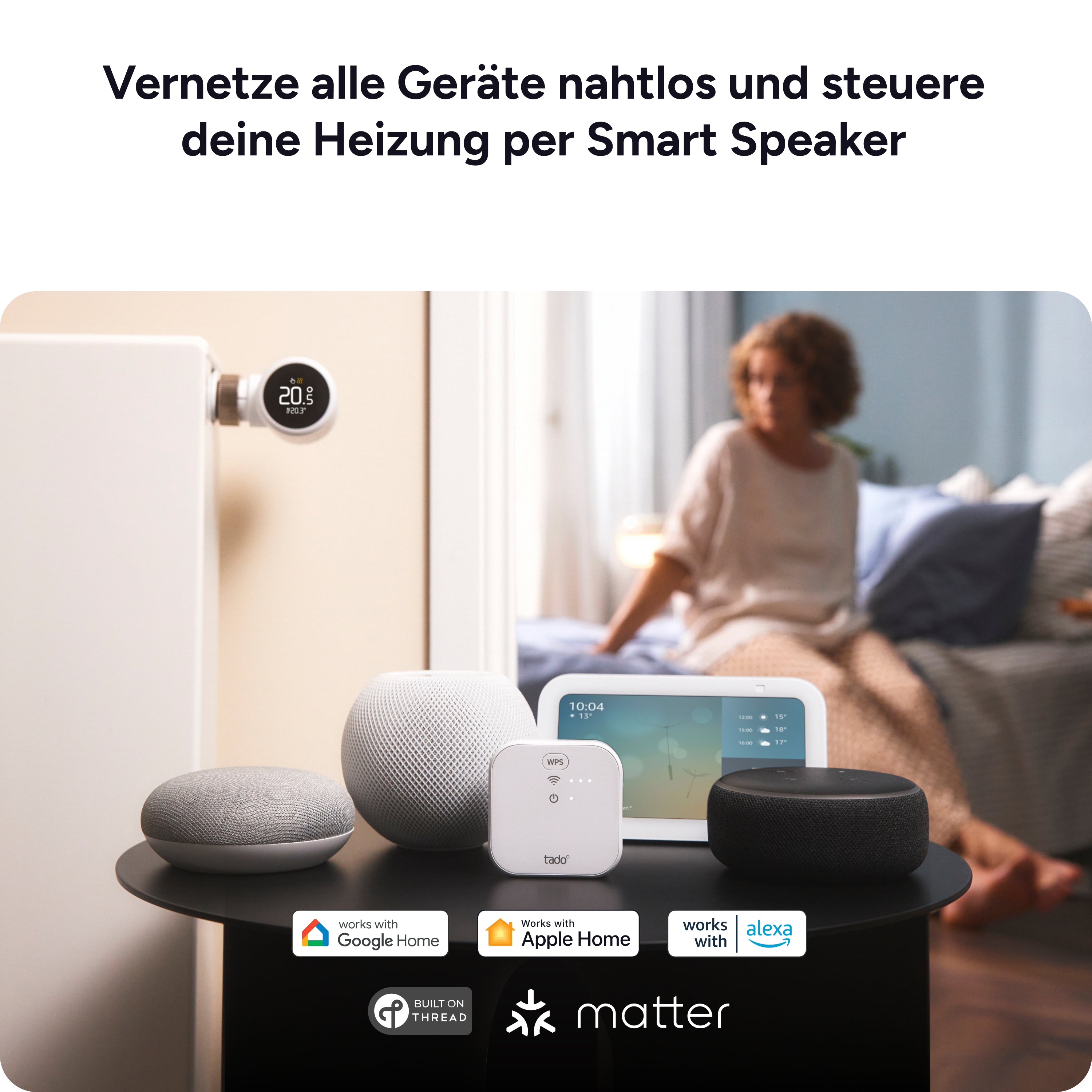 Bridge X zwischen Smart Speakern auf dem Tisch, Logos für Google Home, Apple Home, Alexa und Matter