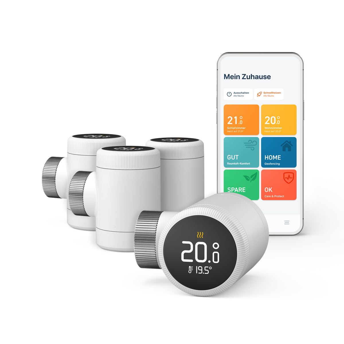 Vier tado Heizkörper-Thermostate X nebeneinander aufgestellt, dahinter Smartphone mit der Raumübersicht der App