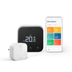 Thermostat X, Bridge X und Smartphone mit tado App nebeneinander vor weißem Hintergrund
