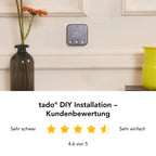 Sensor an der Wand über einer Vase, darunter Kundenbewertung der tado DIY-Installation mit 4,6 von 5