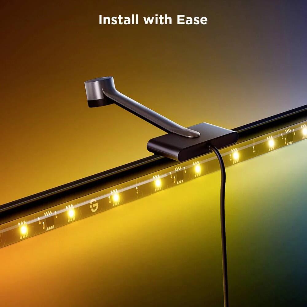 Envisual-Kamera des Govee Smart TV Backlight 3S auf die TV-Oberkante geklemmt, LED-Strip leuchtet warmweiß