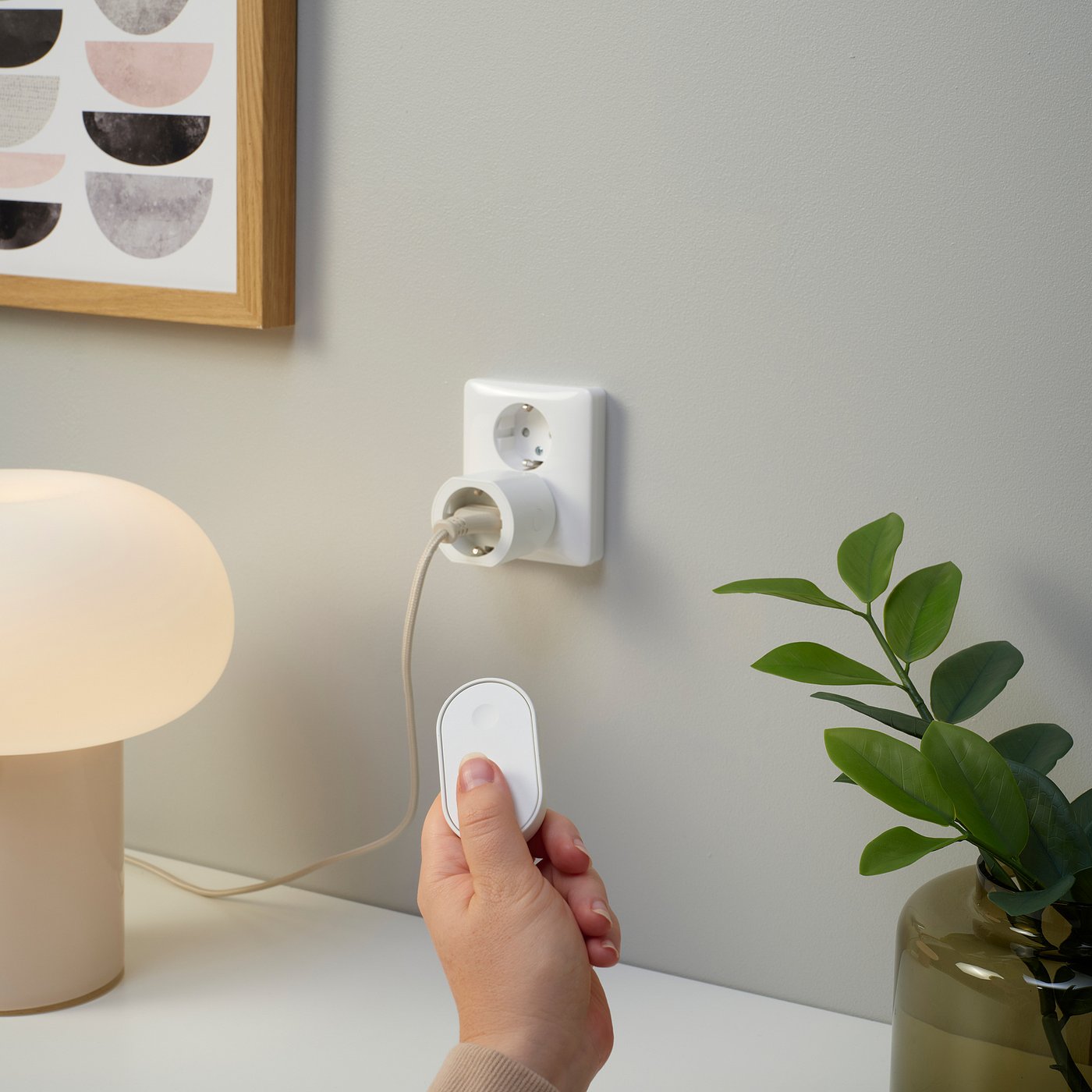 IKEA GRILLPLATS Steckdose mit Fernbedienung, smart – im Einsatz mit smarter Leuchte