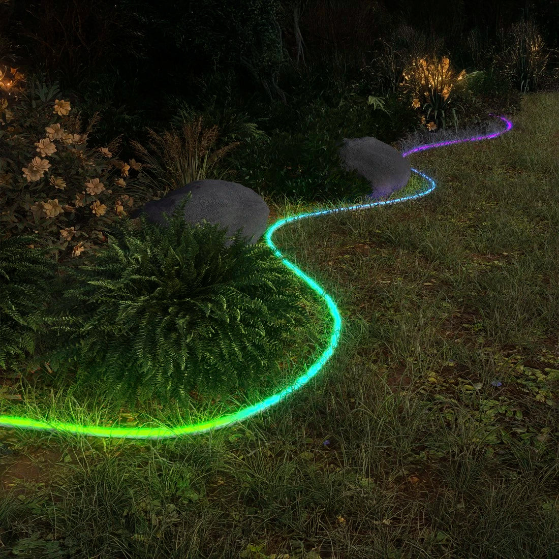 Hama Neon-Lichtschlauch als leuchtende Linie durch ein nächtliches Gartenbeet, Grün bis Violett