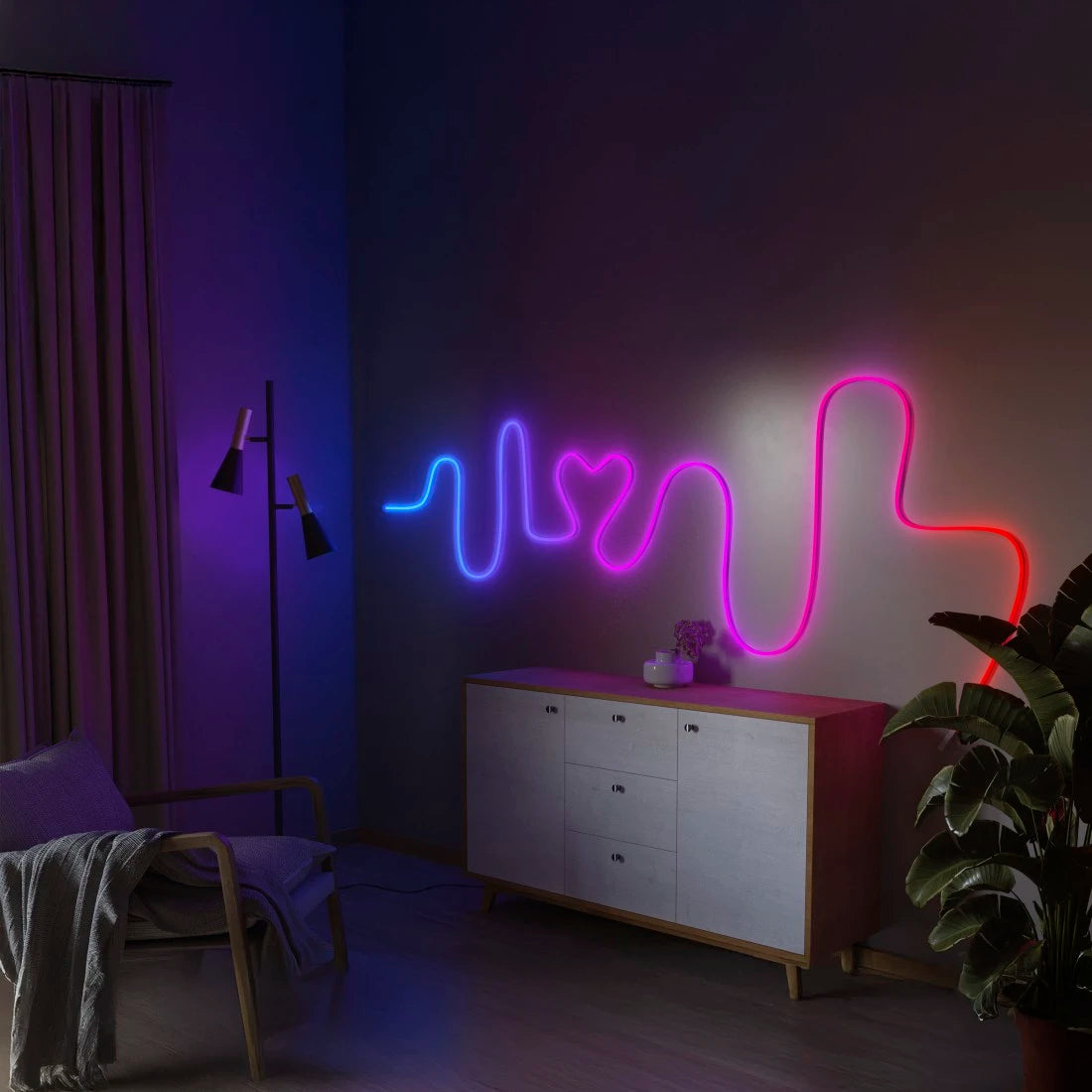 Hama Neon-Lichtschlauch als geschwungene Wandform über einem Sideboard, Blau- und Pinktöne